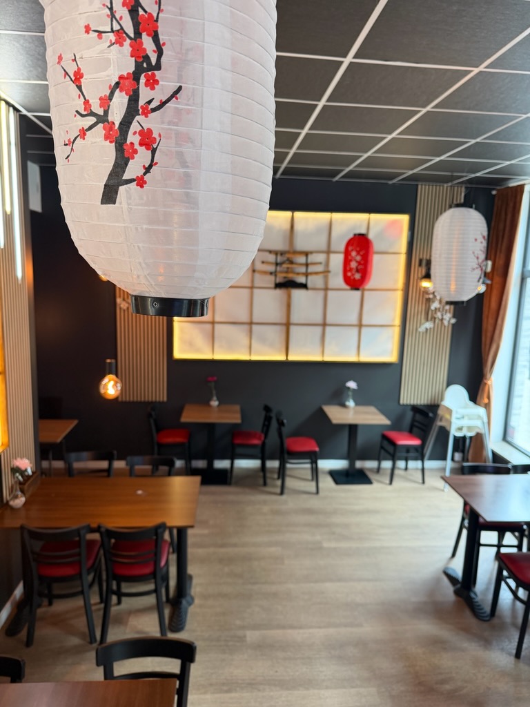 Matsalen på Kyo Sushi med papperslyktor och shoji-vägg